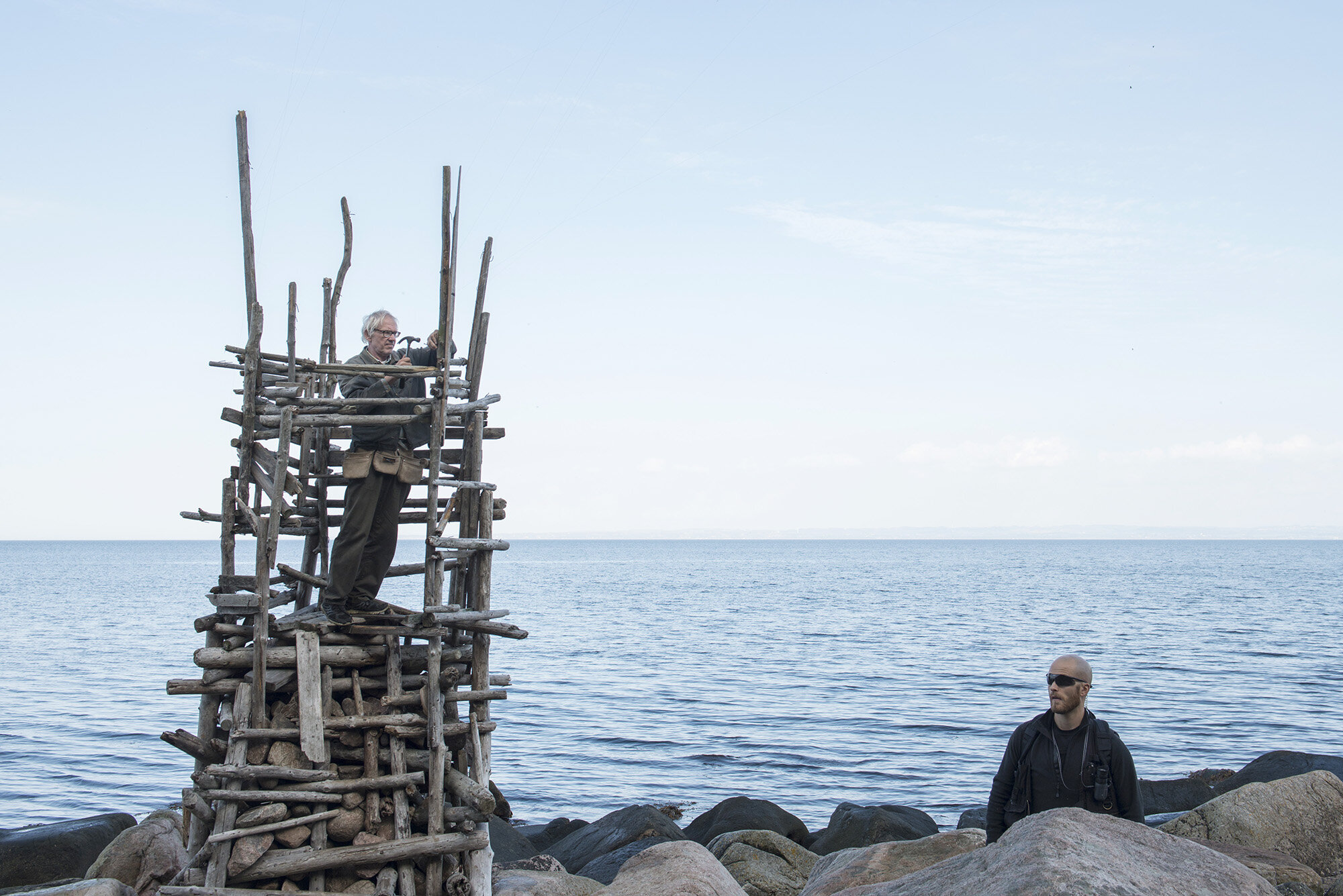 Lars Vilks arbejder p Nimis under skarp bevogtning af SPO, Ladonia, Kullen
