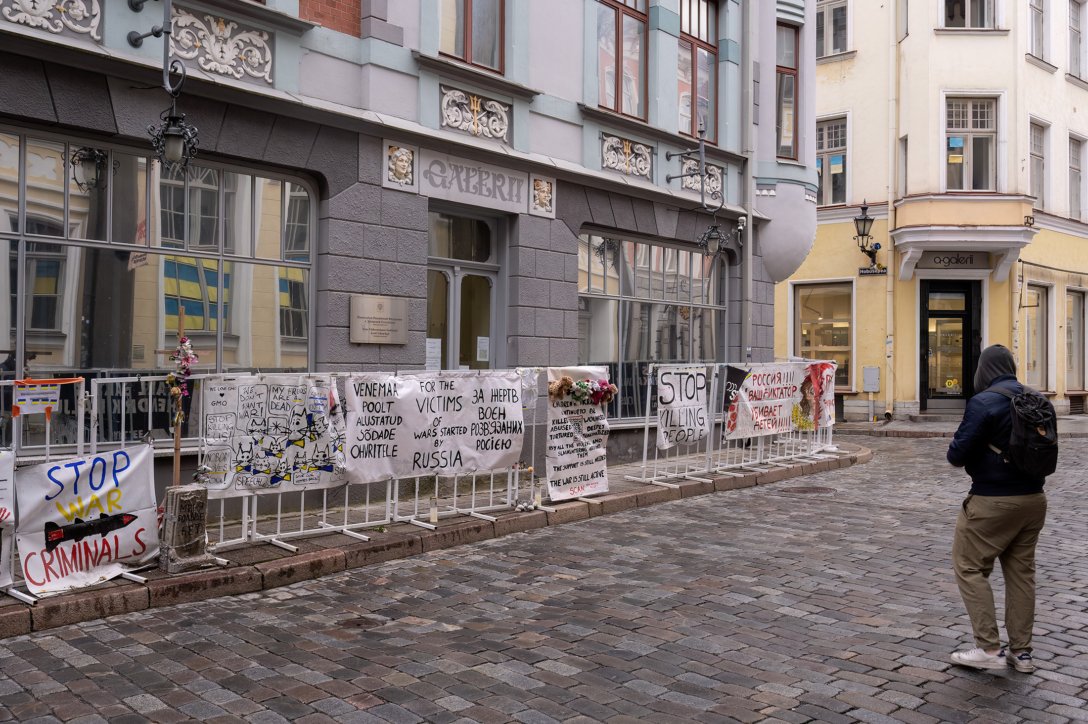 Protestbannere foran den russiske ambassade, Tallin